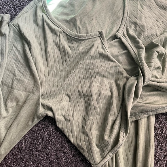 Long sleeve 2 Piece Set. Size Medium - Picture 4 of 5